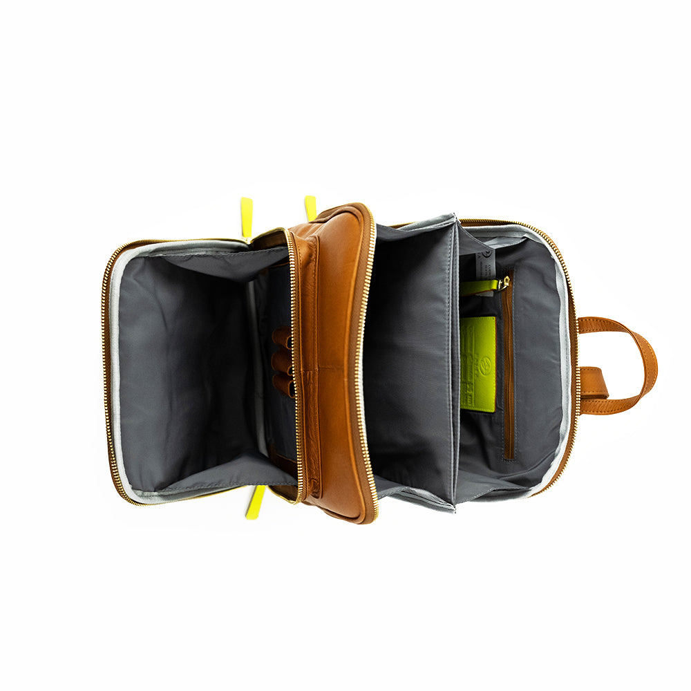 Morral delgado  y ligero en cuero color miel, interior