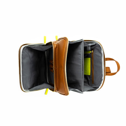 Morral delgado  y ligero en cuero color miel, interior